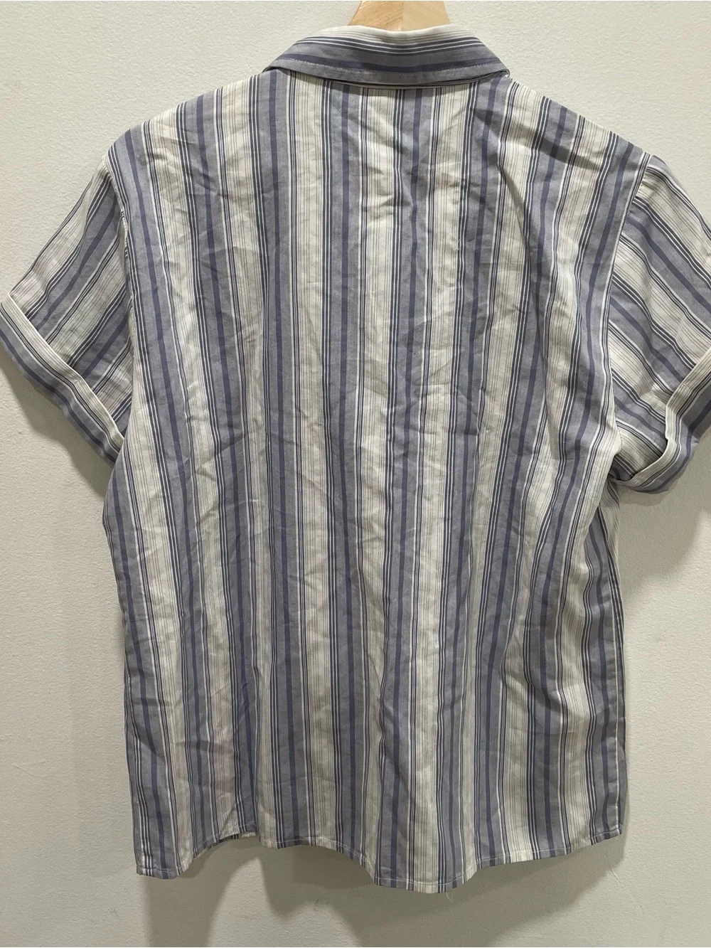 Universal Thread Blue and White Striped Casual Button-Down Shirt